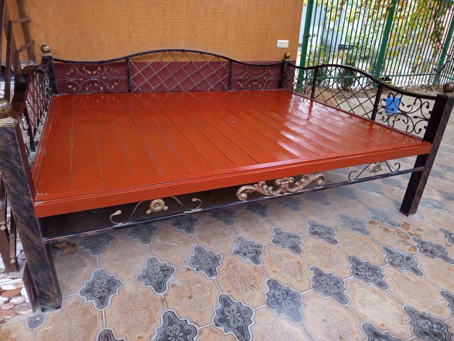 Топчан(сури) с железным корпусом