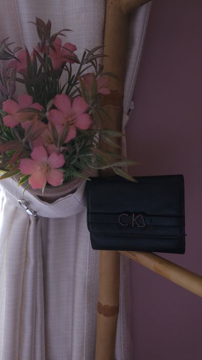 Уникална селекция чанти и портмонета Calvin Klein, Guess, David Jones