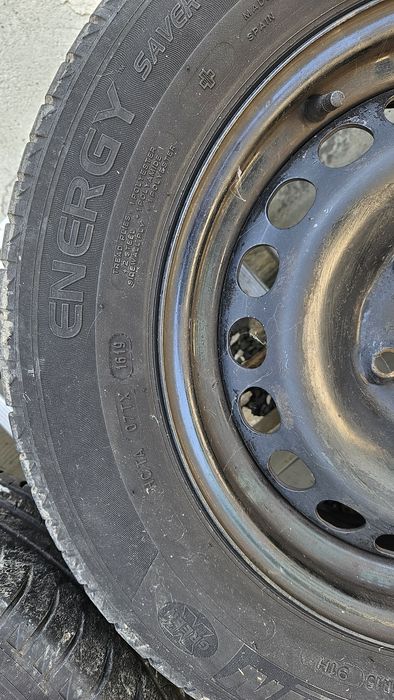 Vând  anvelope de vara Michelin . 195/65 R15 + jante