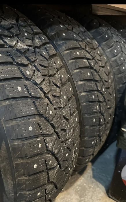 Продам комплект шипованных шин на дисках