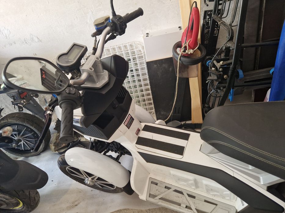 scuter cu actele la el