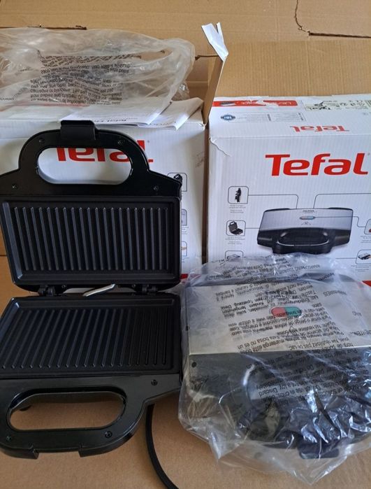 Sandwich-maker Tefal SM157236, 700W, maner izolat, sistem de blocare,