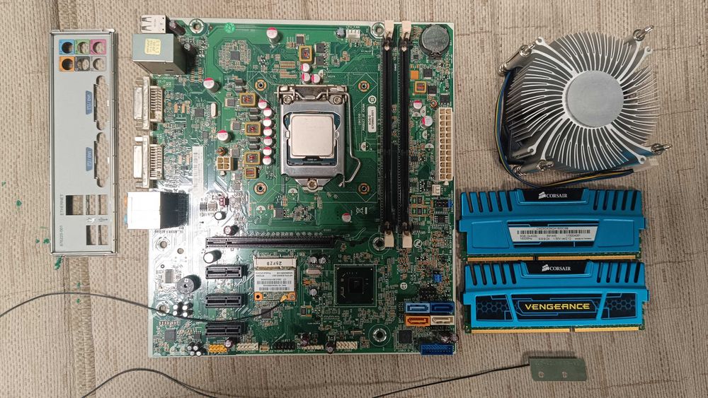 Дъно с WIFI, процесор i5 3570 и рам DDR3  8GB Dual Channel Dual Rank