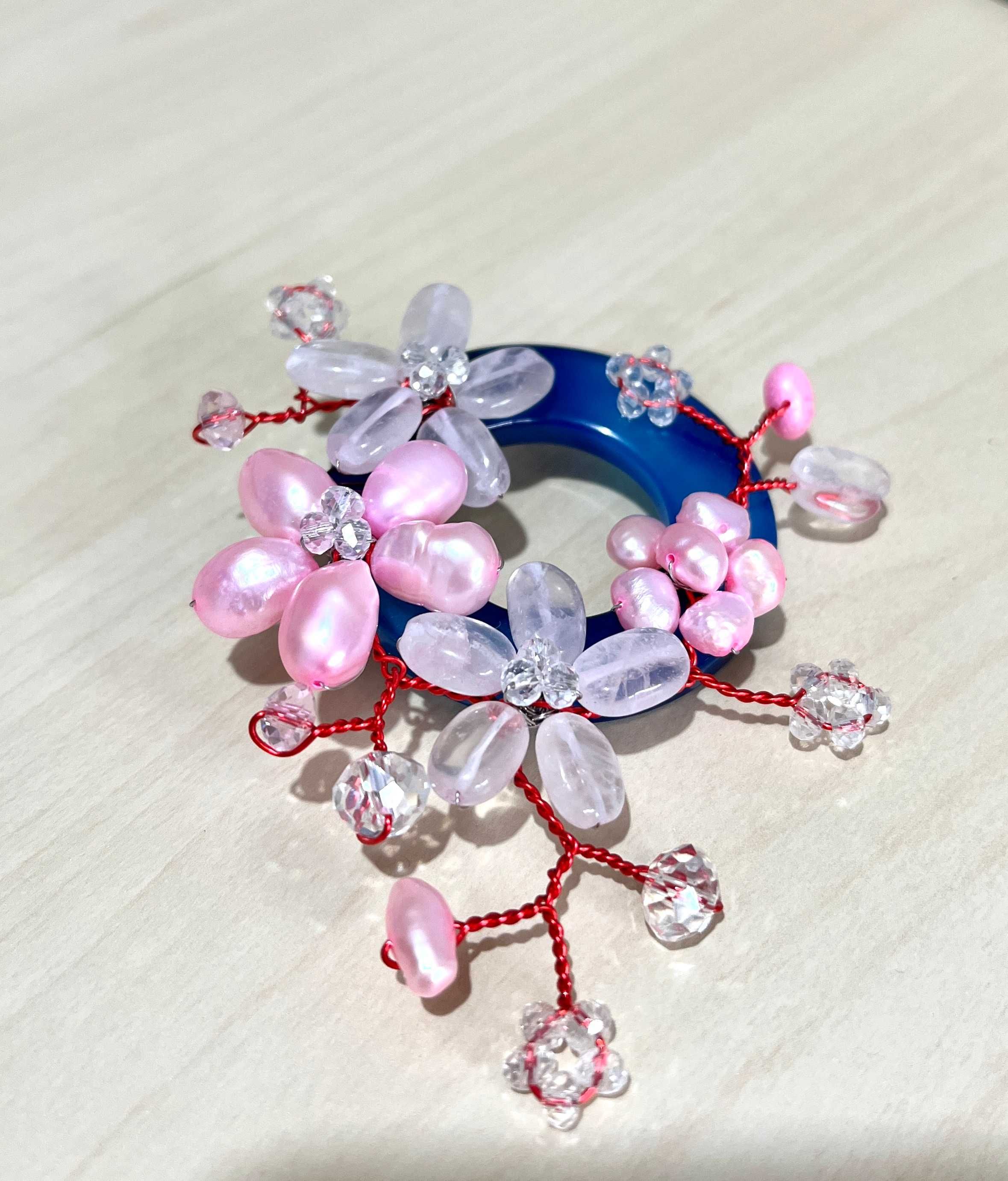 Brosa handmade agat albastru, perle de cultura, cuart roz, NOUA