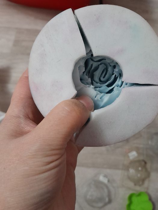 Продам молд  силиконовый и пластиковые формочки для мыла варения