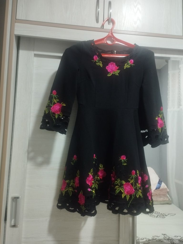 Платье черного цвета с розовыми цветами вышивка