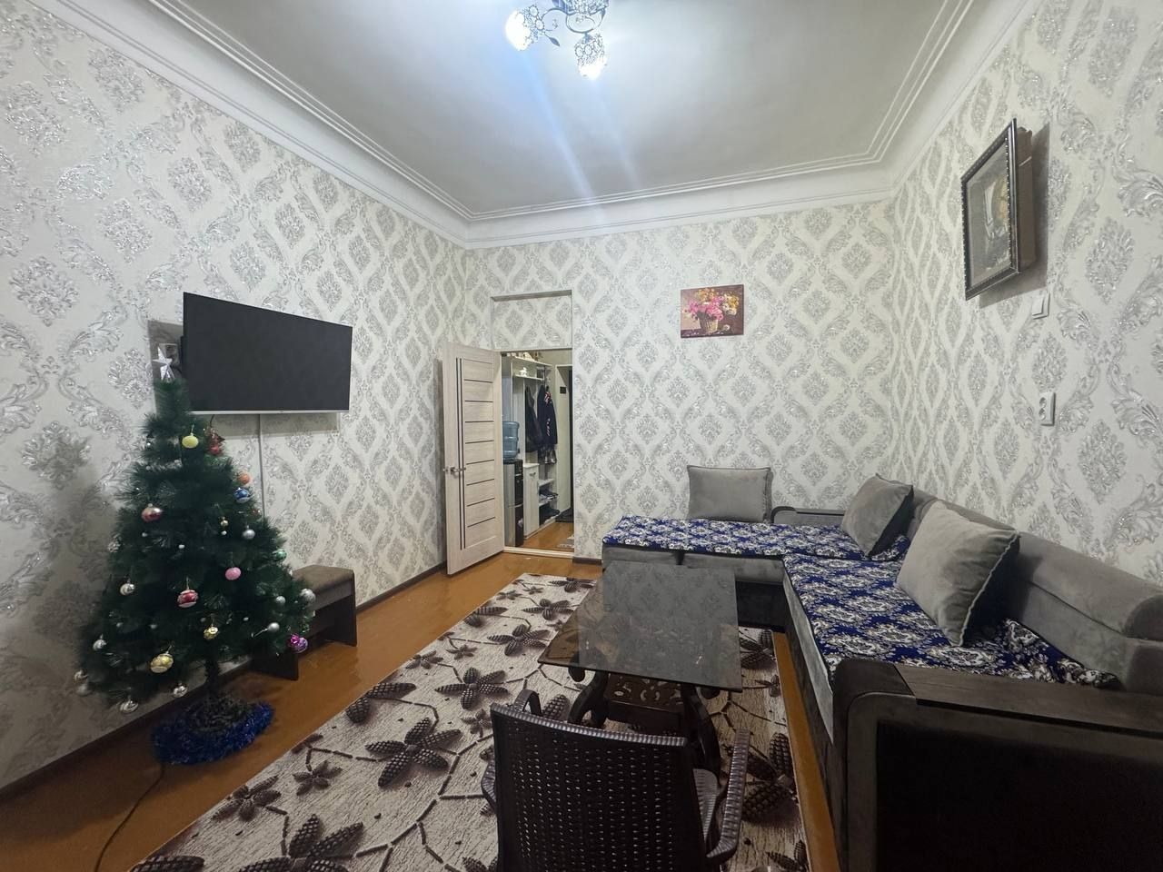 2х комнатная с мебелью и техникой в центре Чирчика
