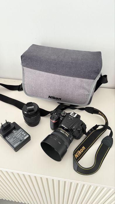 Vând Nikon D5600 DSLR + 2 obiective + accesorii