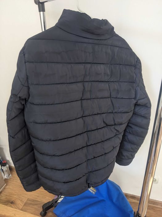 Черно зимно яке.