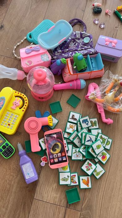 Пластмассовые игрушечные фрукты и овощи на летучке с подносом