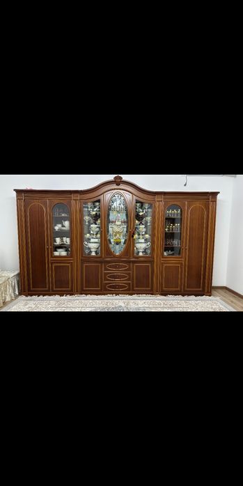 Сервант состояние отличное.