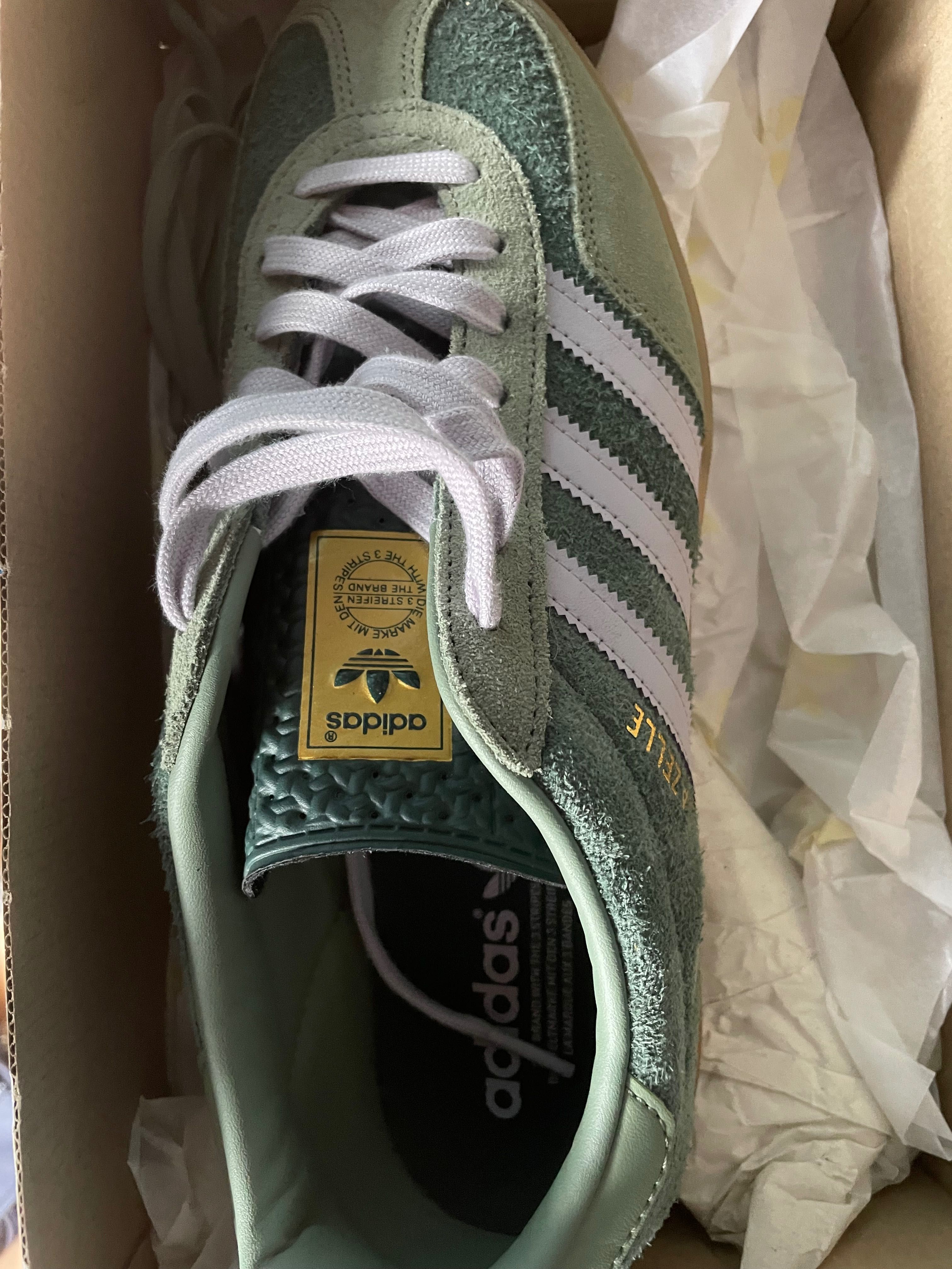 Обувки Adidas чисто нови