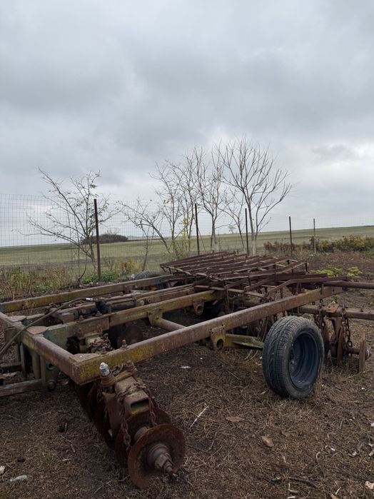 Vand/ schimb tractor u650 cu tot cu disc, plug, remorcuta