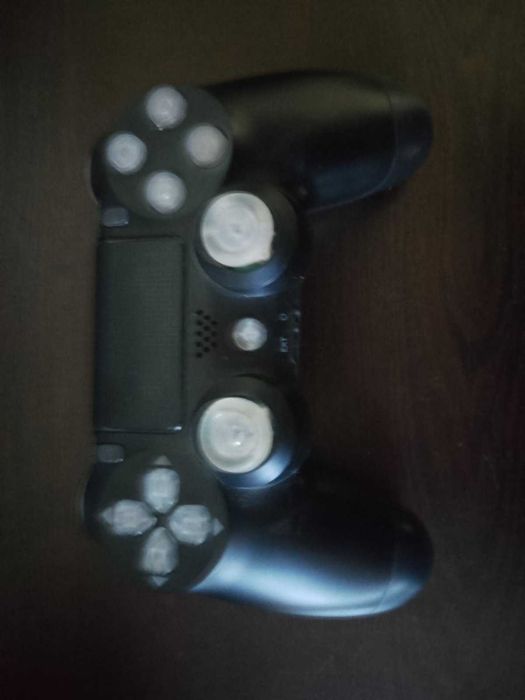 Playstation 4 pro със два джойстика.