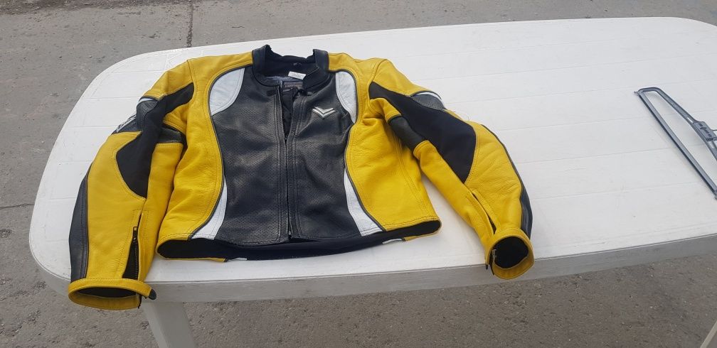 Vand Costum moto negru galben