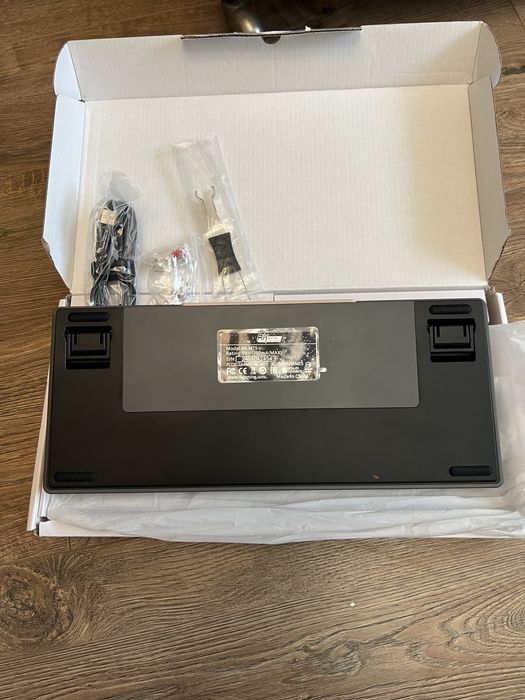 Геймърска безжична клавиатура .Червени суичове .Нова !