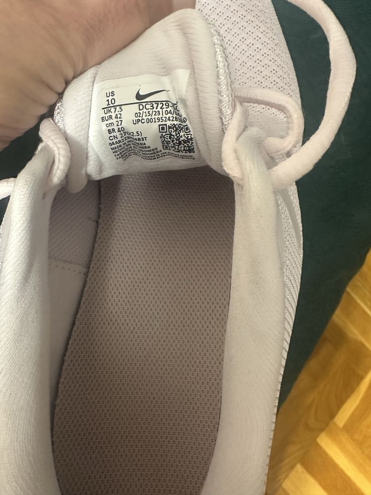 Продавам чисто нови дамски маратонки Nike, номер 41/42, стелка 26,5 см