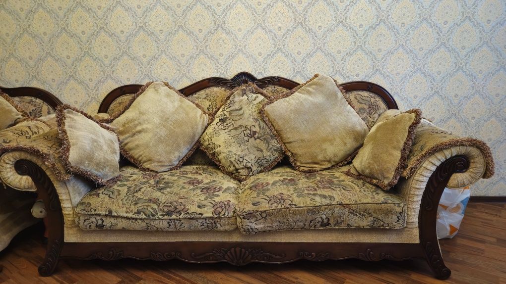 Продам диван ,большой диван и кресло