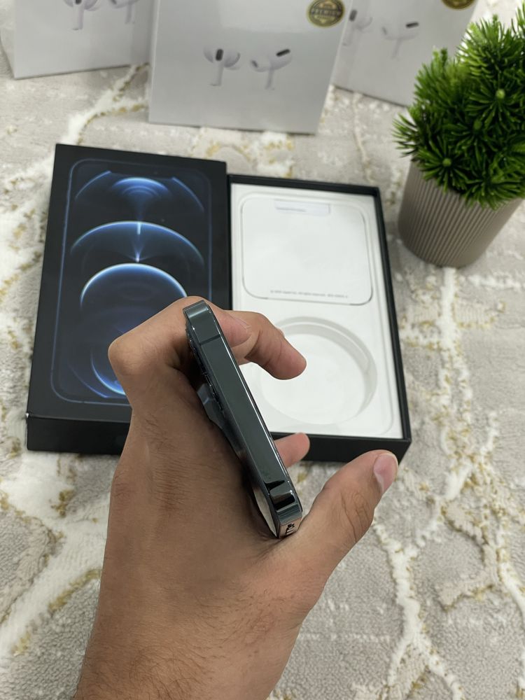 iPhone 12 Pro в идеальном состоянии
