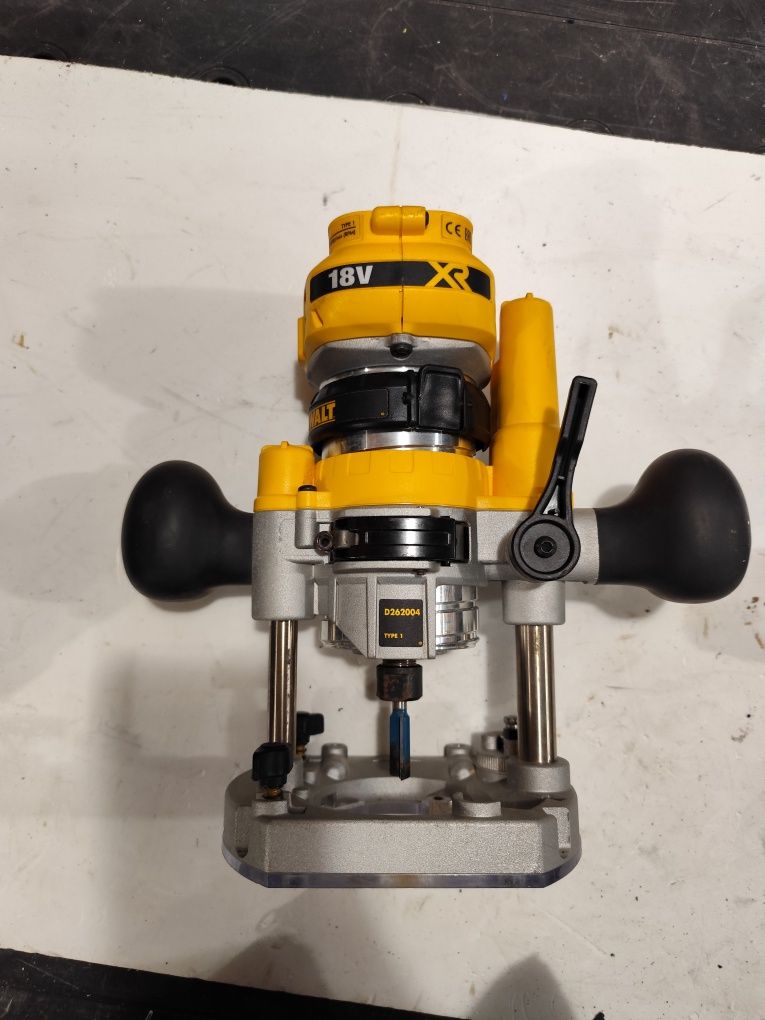 Акумулаторна Фреза Девалт 18 волта DeWALT DCW600 + 4 Ah