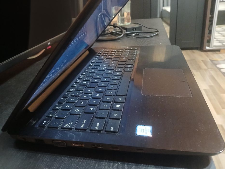 Laptop ASUS X556UA