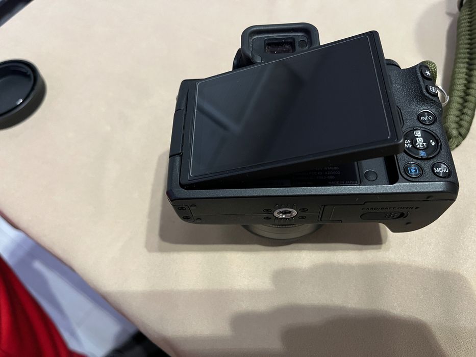 Canon m50 с обектив canon 22mm f2