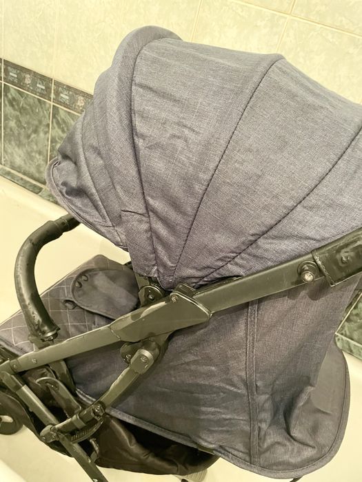 Коляска прогулочная, легкая в отличном состоянии