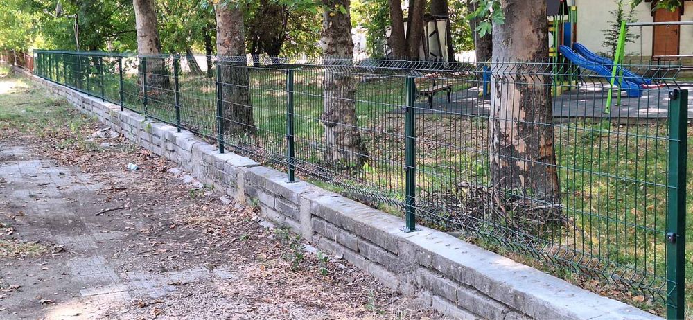 Ограда с Метални Пана и Поцинкована мрежа и Бодлива Тел