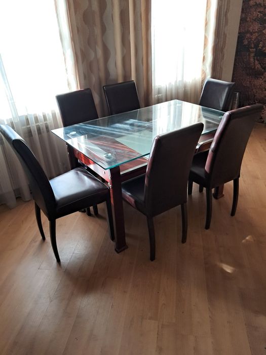 Стол и шесть кожаных стульев