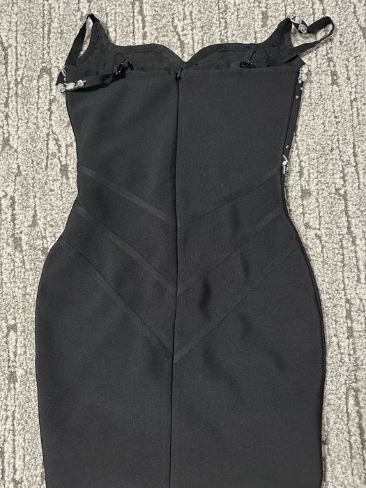 Бандажна рокля с камъни