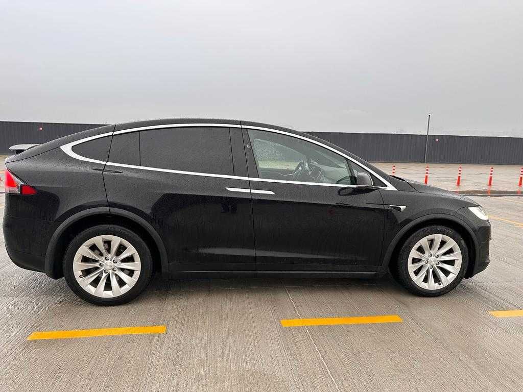 Tesla Model X, 90D European (under the Tesla warranty)