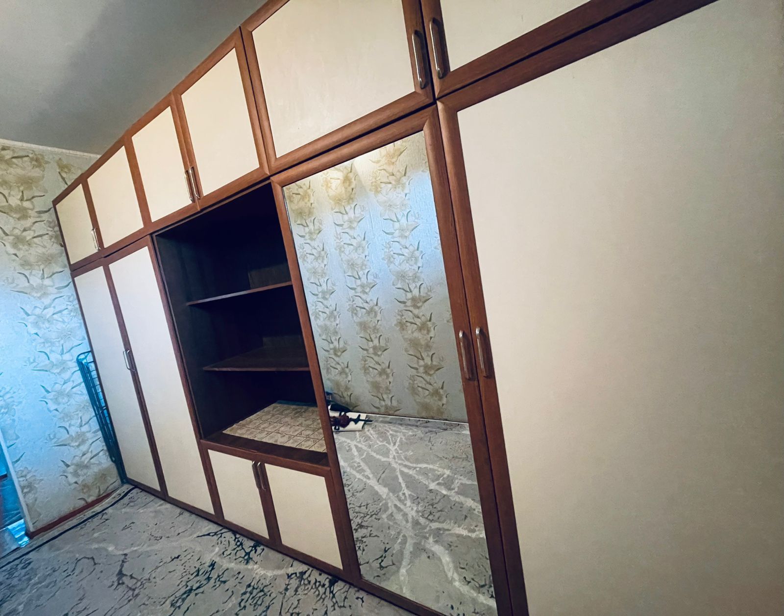 Продается шкаф для прихожей.