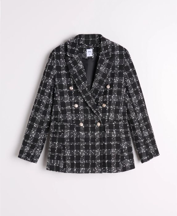 Черно сако със златни копчета