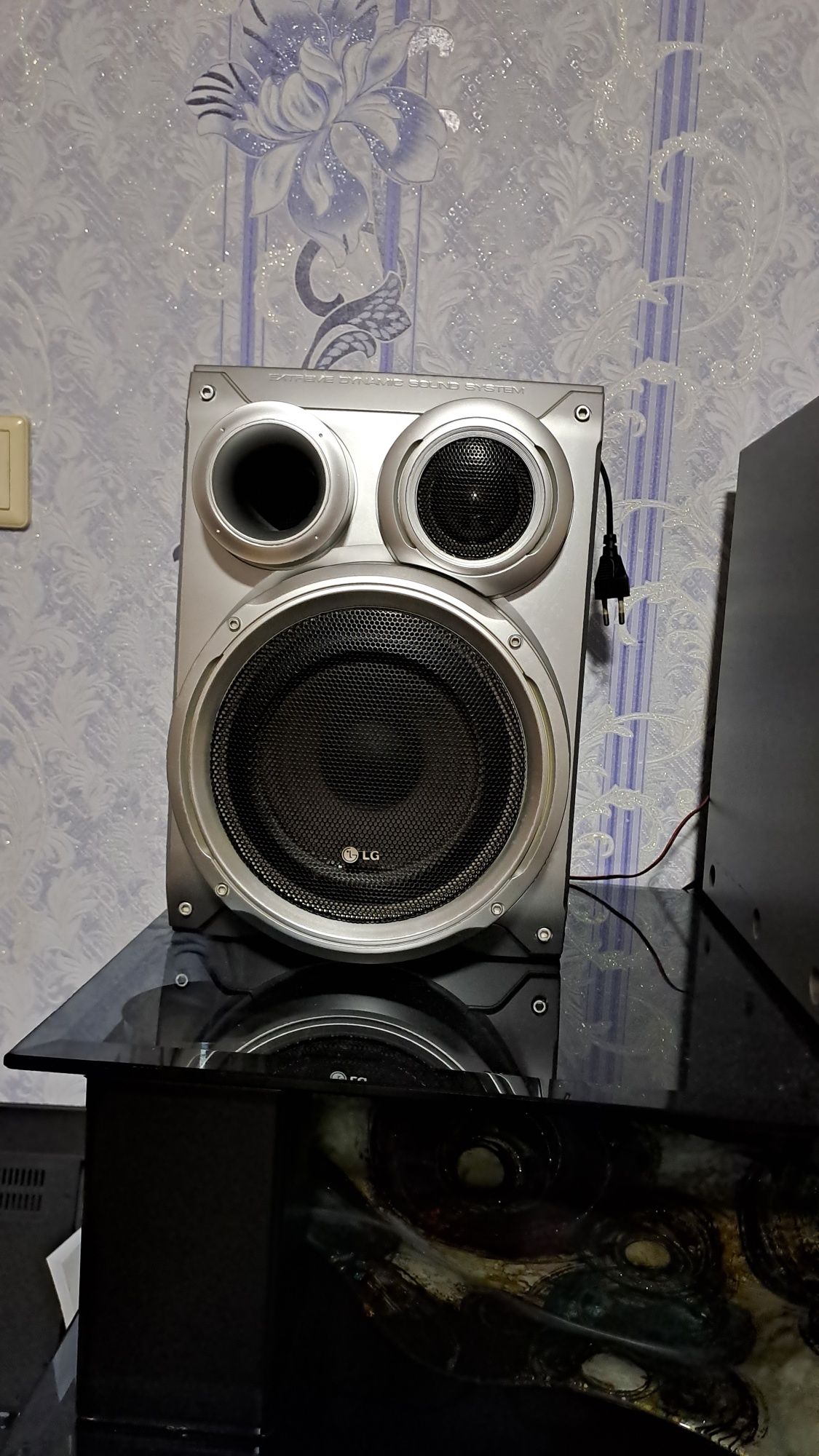 Музыкальный центр LG с микрофоном, дисками