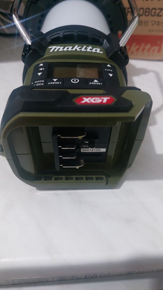 Акумулаторно радио с фенер Makita MR008GZO 40V Max