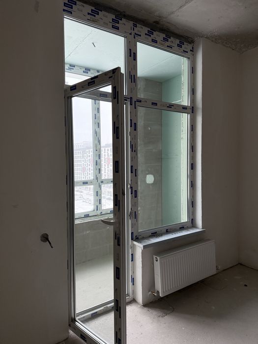 Дверь выход на балкон из стекла