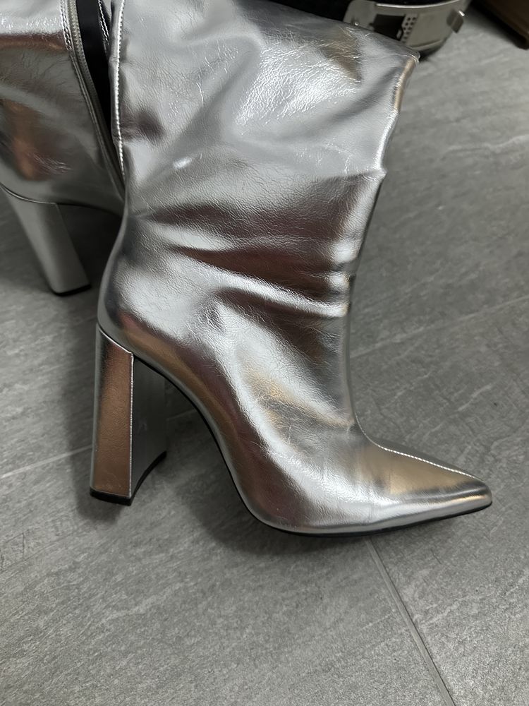 Сребърни ботуши Zara