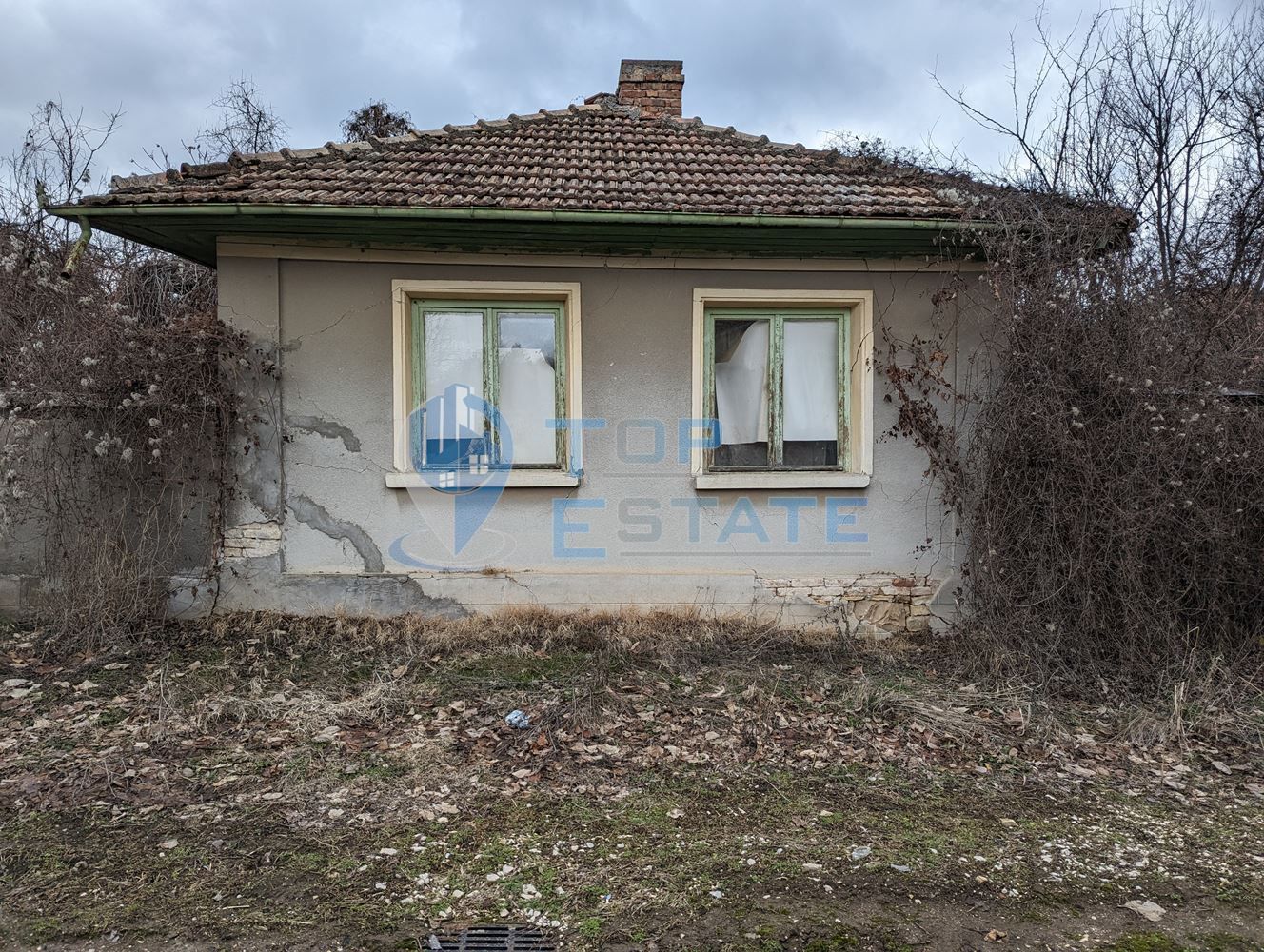 Едноетажна къща с гараж и кладенец в село Сушица
