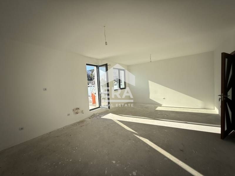 Четиристаен апартамент за продажба, с морска панорама и 5 паркоместа,