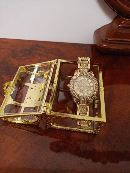 Ceas damă auriu și cutiuță depozitare, NOI