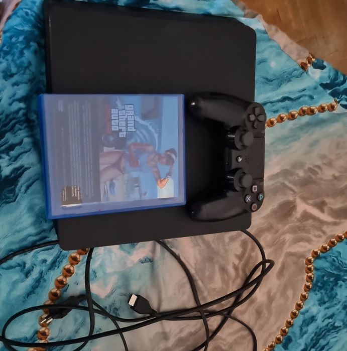 Vând PS4 Slim însoţit de un controler [ușor zgâriat] şi jocul GTA5.
