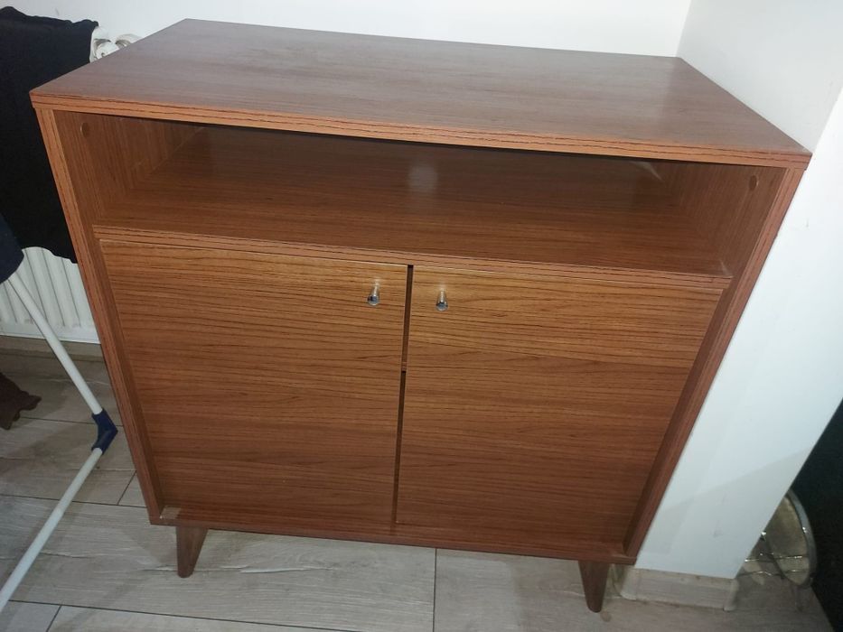 Vand 2 comode Tv