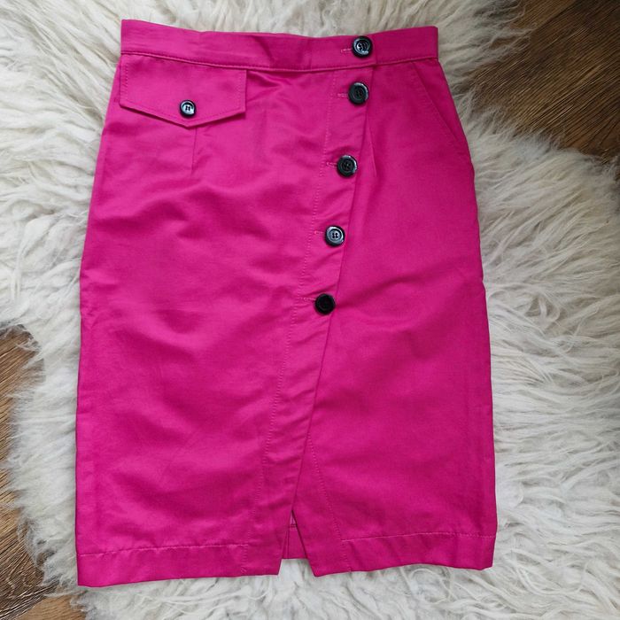 Fustă chic roz, cu nasturi în diagonală – croială elegantă