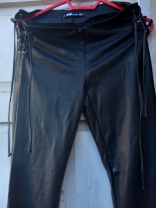 Vând pantaloni negrii din piele ecologica