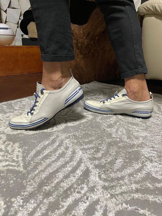 Pantofi sport albi lăcuiți