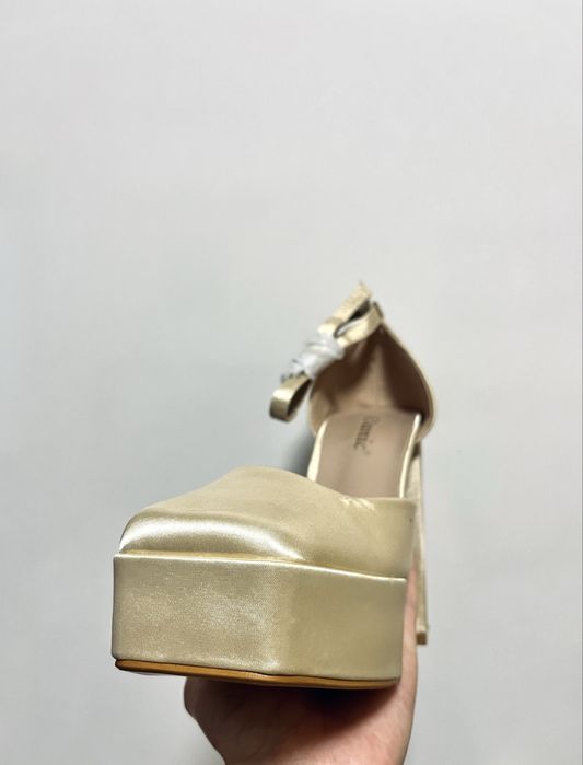стилни дамски обувки на висока платформа в цвят шампанско/златисто