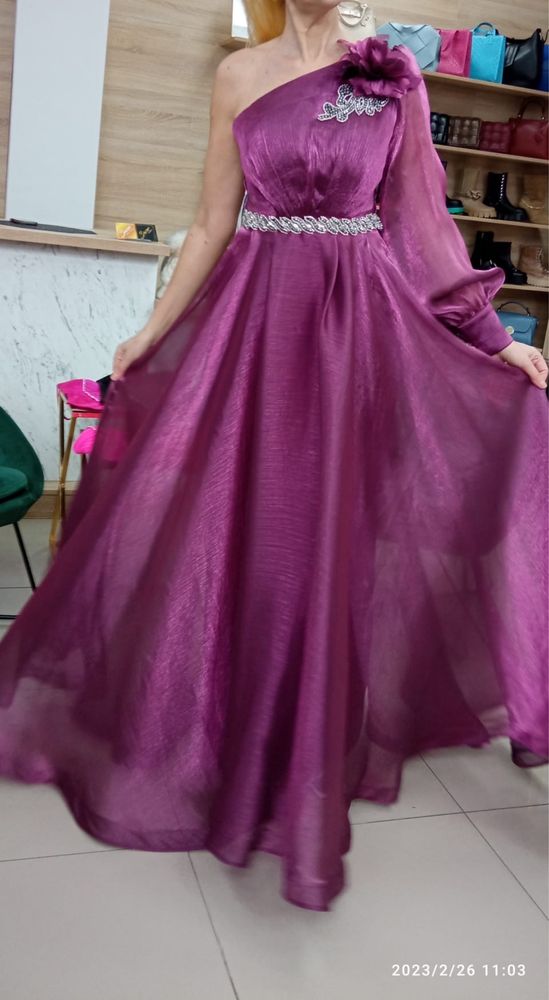Rochie spendida de seara. Culoare vibranta, stil si eleganta