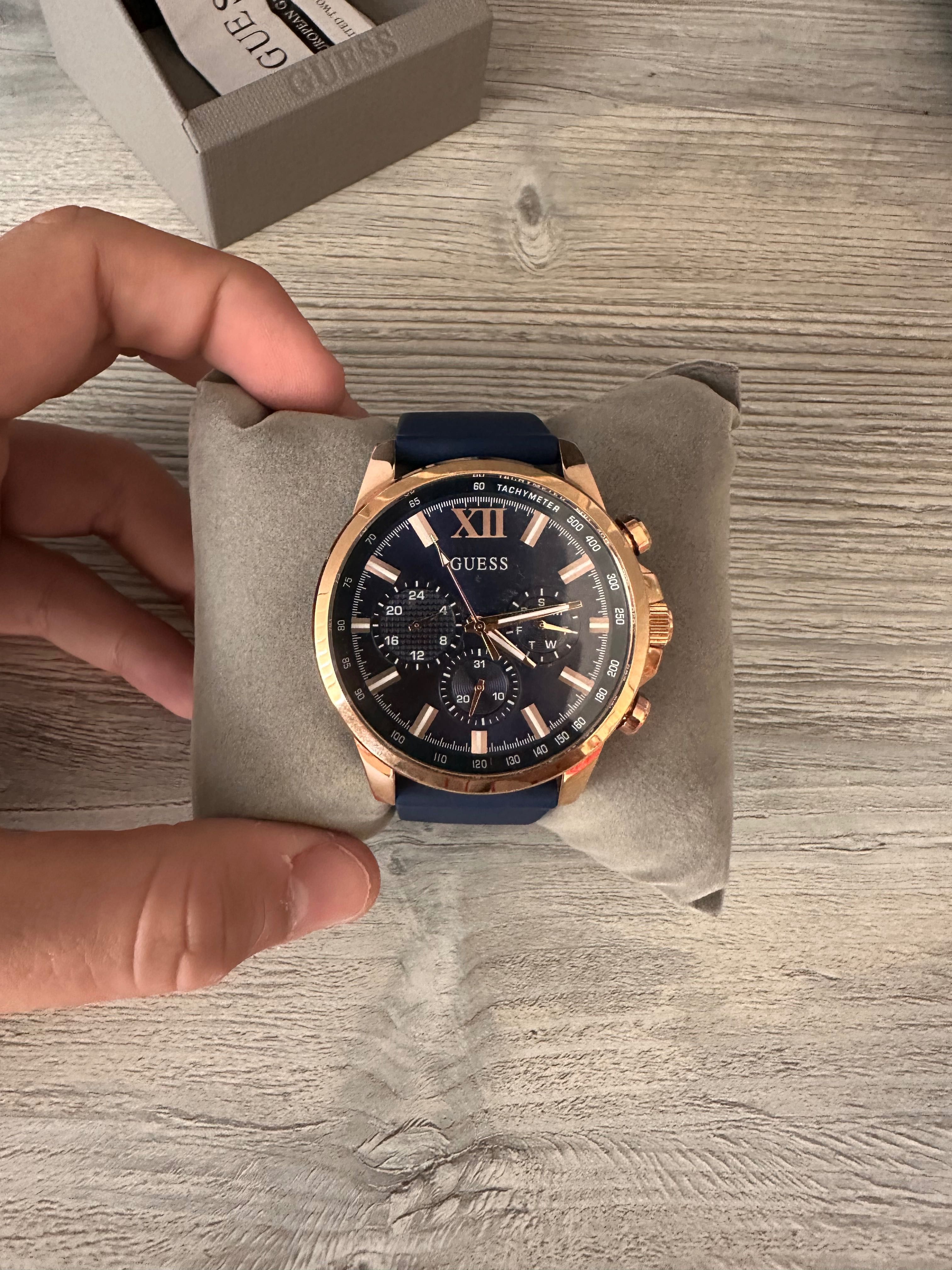 Златен часовник Guess