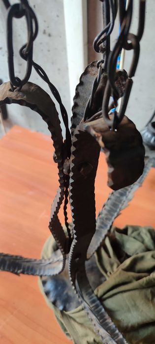 Продавам два броя полюлеи от ковано желязо.