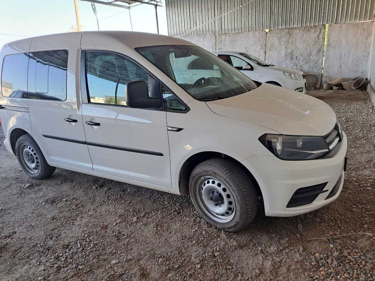Volksvagen Caddy sotiladi